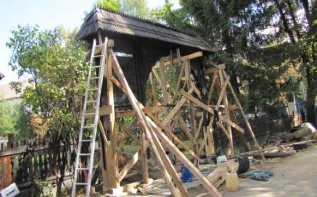 Rögös úton, de haladnak a székelykapuk restaurálásával Háromszéken