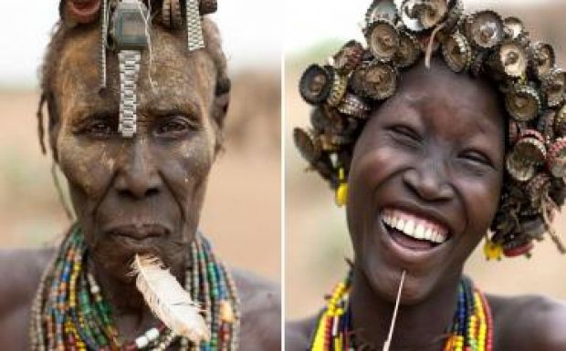 Szemétből készült fejdíszeket hordanak egy etiópiai törzsben (GALÉRIA)