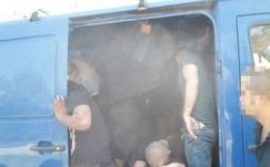 Újabb elhagyott kisbuszba zárt menekülteket találtak