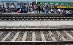 Bicskére szállítják a Keleti pályaudvarról a menekülteket