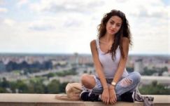 Kisebbségi kérdésekkel foglalkozna az egyik legismertebb romániai cigánylány