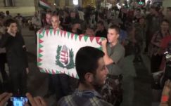 Nem ment a himnuszéneklés a tüntető szélsőjobbosoknak (VIDEÓ)