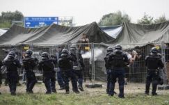 Rendkívül feszült a helyzet a röszkei menekülttábornál