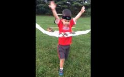 Így küzd meg az akadálypályával egy kétéves kisfiú