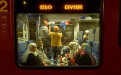 Vonatra szállnak a Bécs felé gyalogló menekültek