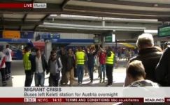 Tapssal fogadták a Magyarországról érkező menekülteket Münchenben