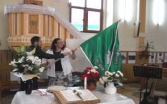 Zászlóátadás, képzőművészet, istentisztelet – A hétvége Élesden Sólyomkővárról szólt