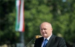 Váratlanul lemondott a magyar honvédelmi miniszter