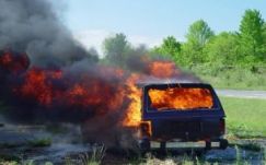 Lehajolt a mobiltelefonjáért a siménfalvi sofőr, felgyúlt az autója