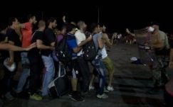 Gumibottal támadtak a menekültekre a leszboszi rendőrök