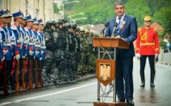 Tűzoltóval akarták „bevenni” a sepsiszentgyörgyi városházát a román veteránok