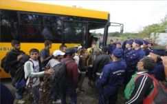 Újságírók jelenlétét követelik a Röszkéről kitört menekültek