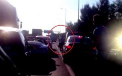 Őrizetbe vették a menekülteket és segítőiket Porschéből megfenyegető férfit 