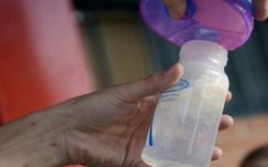 Vodkás tápszerrel etettek meg egy hathetes kislányt