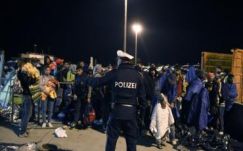 Leállt a forgalom az osztrák A4-es autópályán a menekültek miatt