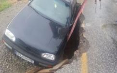 Óriási gödörbe zuhant egy autó Bihar megyében