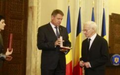 Szélhámosokat is kitüntetett Klaus Johannis államfő