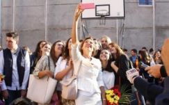 Diákjaival szelfizett Carmen Johannis az első iskolai napon