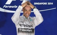 Mesterhármasra készül és Sennát is utolérheti Hamilton Szingapúrban