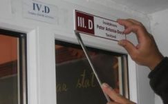 Feljelentették a kétnyelvű matricákat kiragasztó marosvásárhelyi gerillacsoportot