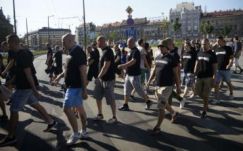 Több ezer harcedzett magyar szurkoló vár Áder János parancsára