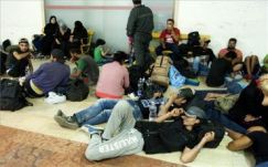 Szlovénia beengedte a migránsokat, Horvátország felé újabb menekültáradat tart