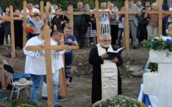 Ötszáz kereszttel tüntettek a bukaresti mecset építése ellen 