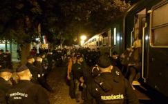 Tizenöt kocsis vonattal viszik a menekülteket Hegyeshalomra