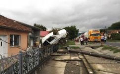 Látványosan „parkolt” Désen egy öreg Dacia