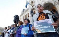 Élőlánccal tiltakoztak Gyurcsányék a kormány menekültpolitikája ellen