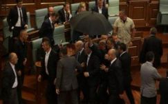 Tojással dobálták meg a koszovói miniszterelnököt a pristinai parlamentben