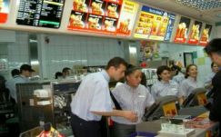 Bevezetik az asztalfoglalást az amerikai gyorsétteremláncnál