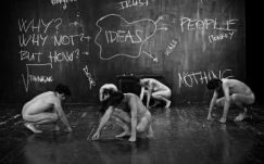 Folytatja nemzetközi turnéját a Manipulációk