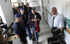 Lagzi Lajcsit bilincsben vitték a bíróságra