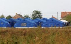 Nem bontják le a román-szerb határ mellé felépített sátortáborokat