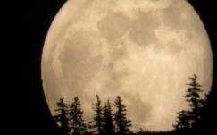 Egyszerre figyelhető meg szuperhold és holdfogyatkozás hétfő hajnalban