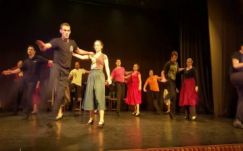 Szép piros hajnalban a Maros Művészegyüttesnél