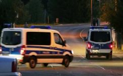 Rendőrök özönlöttek el több német befogadóállomást