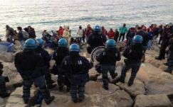Az olaszok bevetették a rohamrendőrséget a migránsok ellen (VIDEÓ)
