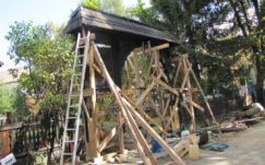 Rögös úton, de haladnak a székelykapuk restaurálásával Háromszéken