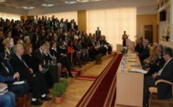 Fellélegezhet háromezer egyetemi tanár