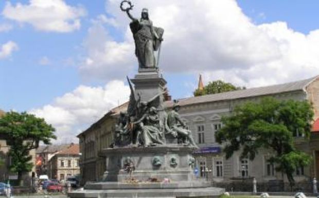 Emlékérméket adtak át az aradi Szabadság-szobor kiszabadítóinak