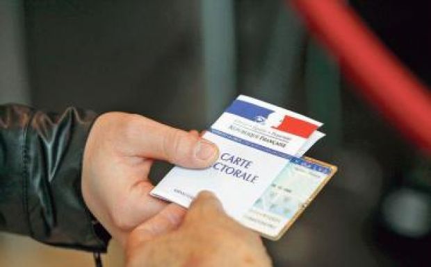 Elvették a francia állampolgárságot öt terroristától