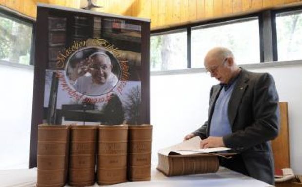 Kézírásos bibliamásolat készült Ferenc pápa számára Szegeden