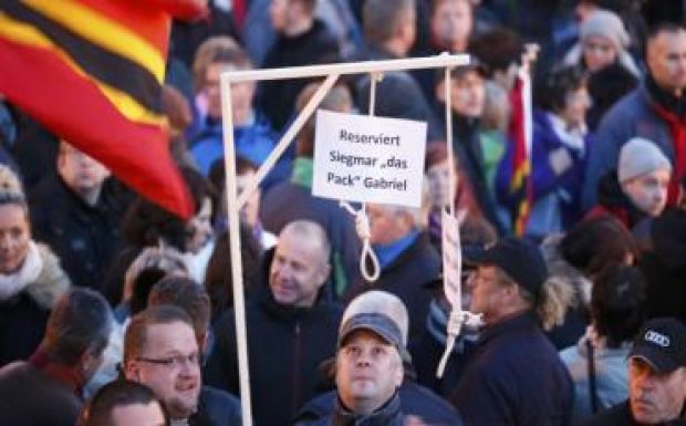 Akasztófát vittek Angela Merkelnek a szélsőjobbos tüntetők