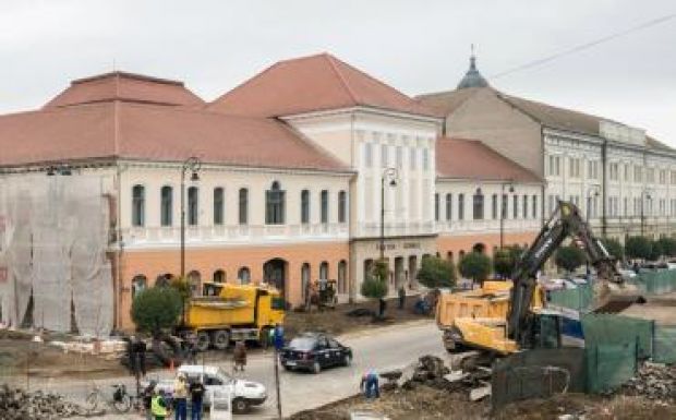 Jövő péntekig a gyalogosokat is kizárják Sepsiszentgyörgy főteréről