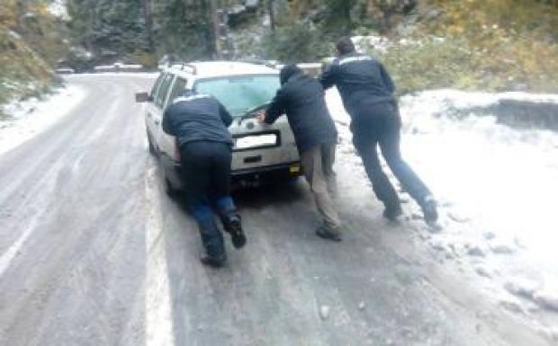 A hó nehezítette a forgalmat Székelyföld egyes útszakaszain