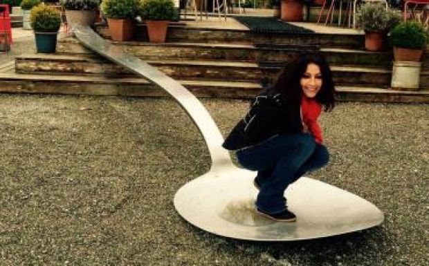 Homofóbia miatt komoly pénzbírságot kell fizetnie a román „dívának”