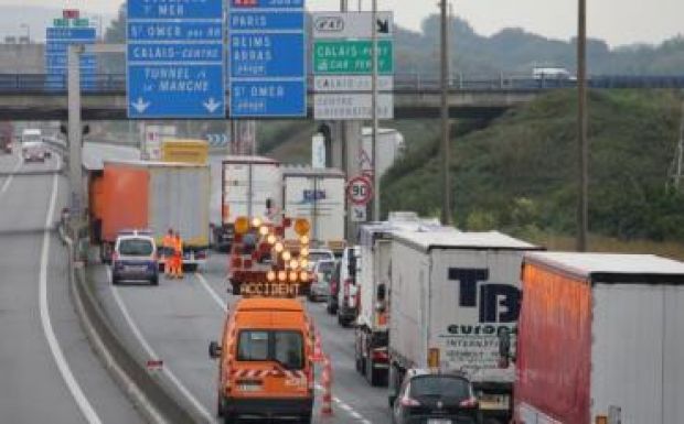 Meghalt egy menekült, megtámadták a mentőket Calais-nál