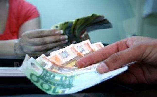 Dollármilliárdokat utalnak haza a külföldön munkát vállaló romániaiak